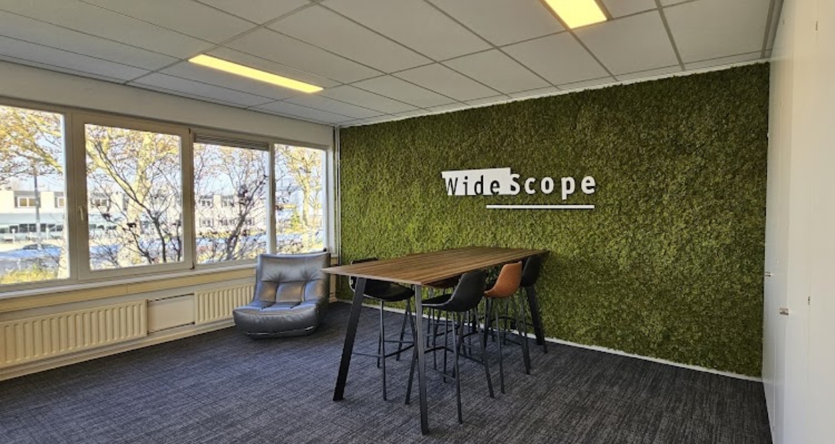 Kunst moswand als achtergrond voor logo.